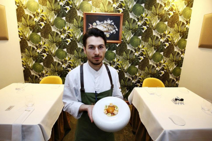 El cocinero berciano Samuel Naveira muestra uno de sus platos.-ICAL