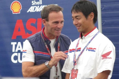 Alberto Puig, a la izquierda, conversa con el expiloto japonés Hiroshi Aoyama, uno de sus ayudantes en la Asia Talent. Cup.-EMILIO PÉREZ DE ROZAS