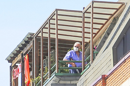 José Antonio atrincherado en la terraza tras los primeros disparos. ICAL