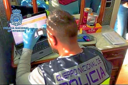 Un policía nacional de Delitos Informáticos de Valladolid examina el ordenador de un implicado en otro caso.-E.M