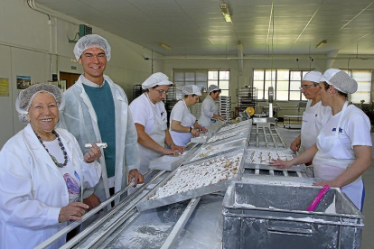 Raquel Cabeza y Alejandro Merino muestran la fabricación de pastas y hojaldres de UKO.-MANUEL BRÁGIMO