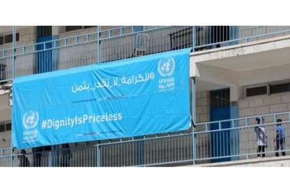Niños palestinos llegan a una escuela regentada por la UNRWA en el primer día de clase.-ALAA BADARNEH / EFE