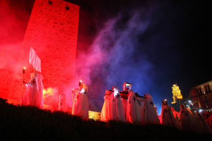Desfile de la Noche Templaria de Ponferrada con el depósito del Arca y el Santo Grial en el castillo de los Templarios-Ical