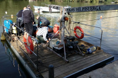 La Asociación Amigos del Pisuerga prepara la inmersión en el río.-E.M.
