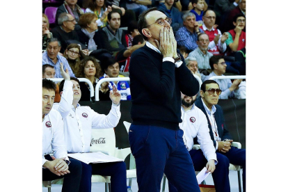 Hugo López, entrenador del Carramimbre Ciudad de Valladolid, se lamenta en la final de la Copa Princesa. J. M. LOSTAU