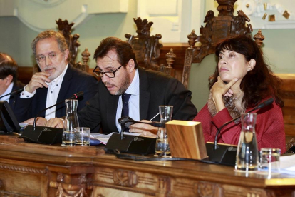 Óscar Puente, entre  Manuel Saravia y Ana Redondo, durante la celebración del  pleno municipal en el Ayuntamiento.-J.M. LOSTAU