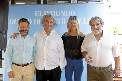 Julio del Valle (diputado provincial), Ángel Marcos (fotógrafo), Ana Luquero (E.M.) y Primitivo Manrique.