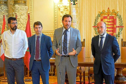 Alberto Bustos, Santiago Toca. Óscar Puente y Chema Valentín-Gamazo, ayer en el Ayuntamiento tras la reunión.-EM