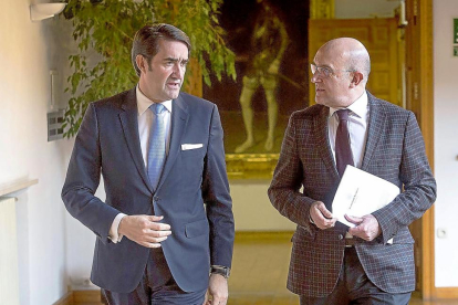 Juan Carlos Suárez-Quiñones y Jesús Julio Carnero ayer, en la sede de la Diputación Provincial.-EL MUNDO