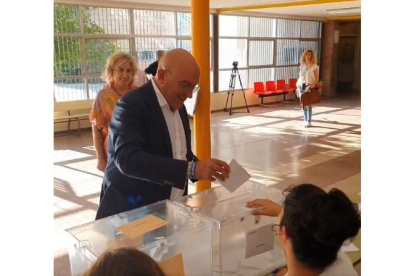 El cabeza de lista del PP al Senado por Valladolid, Jesús Julio Carnero, ejerce su derecho al voto. -@JESUSJCARNERO