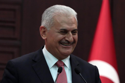 El primer ministro turco, Binali Yildirim, comparece para explicar el acuerdo de normalización de relaciones con Israel.-BURHAN OZBILICI / AP