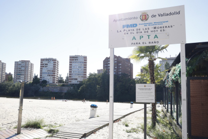 Cartel informativo en la playa de Moreras en Valladolid que indica que el agua de la zona de baño es «apta» para meterse dentro de ella.- PHOTOGENIC