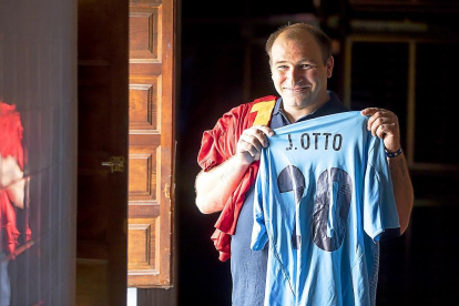 Sergio Castro Otto posa en la Bodega Dehesa de los Canónigos, con las camisetas de su hermano Jonny.-P. REQUEJO