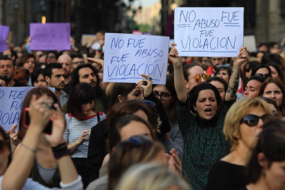 Concentración en la plaza de Sant Jaume, de Barcelona, contra la sentencia de La manada.  /-FERRAN NADEU