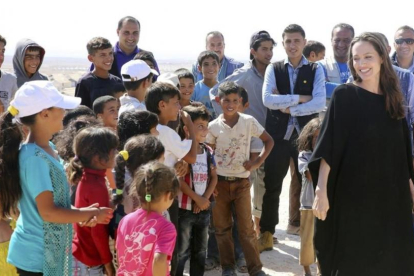 Angelina Jolie ha visitado el campo de refugiados de Azraq (Jordania).-EFE / JAMAL NASRALLAH