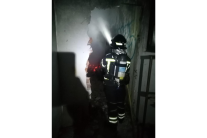 Fotos del incendio en un chalet de Peñafiel. Twitter: Bomberos Diputación Valladolid