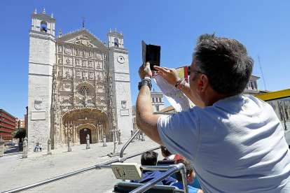 Un turista fotografía la iglesia San Pablo, en una imagen de archivo.-J. M. LOSTAU
