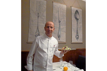 Óscar Hernando muestra una ensalada ante una mesa de la sala-TST