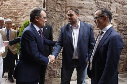 Artur Mas saluda al líder de ERC, Oriol Junqueras, este domingo en Cardona.-Foto: JOAN CORTADELLAS