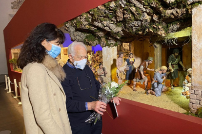 La concejala de cultura, Ana Redondo, en el belén de Navidad de la Iglesia de las Francesas. E.M.