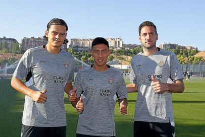 El turco Ünal, el argentino Suárez y el croata Cop, ayer antes de su primer entrenamiento con el Real Valladolid.-MIGUEL ÁNGEL SANTOS