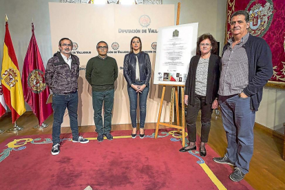 Miembros de la organización junto a Fernández y Toledano (en el centro) ayer, en la presentación del programa.-EL MUNDO