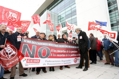 Dos centenares de jubilados y pensionistas se concentran frente a la sede de la Seguridad Social en Valladolid para protestar contra los recortes en las pensiones-ICAL