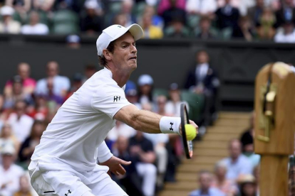 El tenista británico Andy Murray devuelve una bola al kazajo Alexander Bublik durante el partido de primera ronda del torneo de Wimbledon-EFE