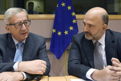 Juncker (izquierda) y Moscovici, en el Parlamento Europeo, en Bruselas, el día 17.-AFP/JOHN THYS