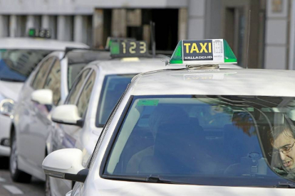 Imagen de la parada de taxi ubicada en la plaza del Poniente de Valladolid-J. M. Lostau