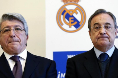 El presidente del Atlético de Madrid, Enrique Cerezo, junto al presidente del Real Madrid, Florentino Pérez.-JUAN CARLOS HIDALGO / EFE