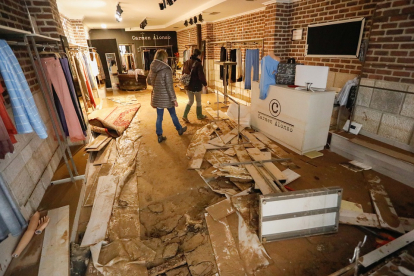 La tienda ‘Carmen Alonso’ completamente destrozada debido a los daños provocados por el reventón de una tubería en Montero Calvo. / J.M. LOSTAU