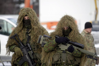 Soldados lituanos participan en la ceremonia de bienvenida a las primeras tropas del batallón de Presencia Avanzada de la OTAN que llegan a la base lituana de Rukla.-VALDA KALNINA