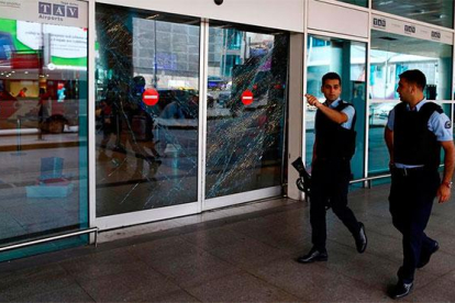 El aeropuerto de Estambul intenta recuperarse tras el sangriento atentado-REUTERS / OSMAN ORSAL