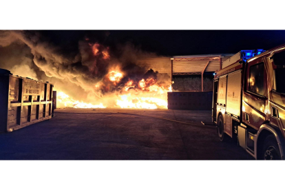 Incendio en una empresa de La Cistérniga. -  TWITTER BOMBEROS DIPUTACIÓN DE VALLADOLID