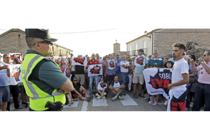 Ciudadanos y banderas de Soria Ya mantienen la N–122 cortada a su paso por Villaciervos en la tarde de ayer.-LUIS ÁNGEL TEJEDOR