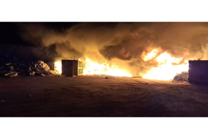 Incendio en una empresa de La Cistérniga. -  TWITTER BOMBEROS DIPUTACIÓN DE VALLADOLID