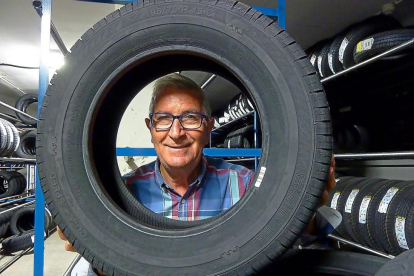 Pedro Benito posa tras uno de los neumáticos que vende Suministros Transcose desde Segovia.-T.S.T