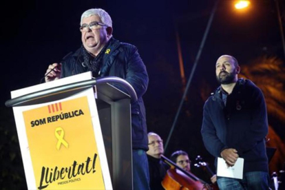 Agustí Alcoberro y Marcel Mauri, vicepresidentes de la ANC y Òmnium, el 11 de noviembre en la manifestación para pedir la libertad de los presos.-RICARD CUGAT