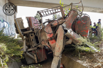 Muere un camionero de 22 años en el vuelco de un camión en la VA-30 de Valladolid.-BOMBEROS VALLADOLID