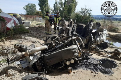 Muere un camionero de 22 años en el vuelco de un camión en la VA-30 de Valladolid.-BOMBEROS VALLADOLID