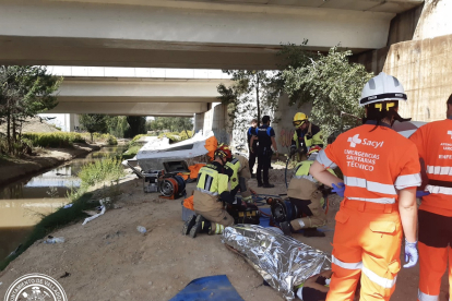 Muere un camionero de 22 años en el vuelco de un camión en la VA-30 de Valladolid.-BOMBEROS VALLADOLID