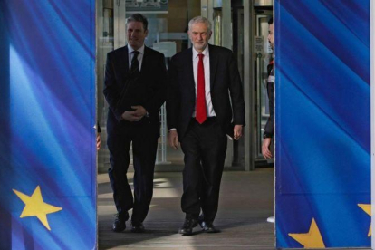 Jeremy Corbyn, líder de los laboristas (derecha), en Bruselas.-AFP / ARIS OIKONOMOU