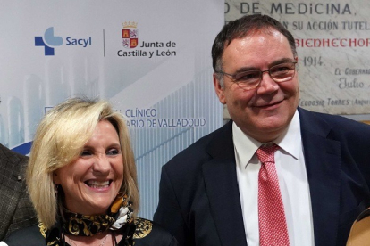 La ex consejera de Sanidad, Verónica Casado, y el ex gerente del Hospital de Medina, José Manuel Vicente, en una imagen de archivo. | ICAL