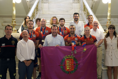 El alcalde Óscar Puente recibe junto al concejal de Salud Pública y Seguridad Ciudadana, Alberto Palomino, a los Policías Municipales y Bomberos de Valladolid que han participado en los Juegos Mundiales de Róterdam.- Ical