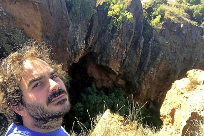 El segoviano Daniel Pastor en el monumento natural del Cerro del Hierro en el parque natural de la sierra norte de Sevilla.-EL MUNDO