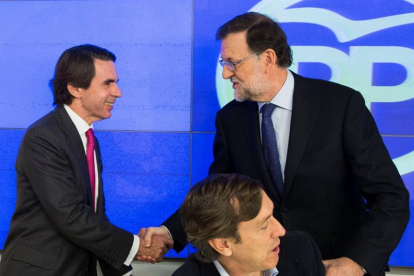 Fotografía facilitada por el PP de su presidente, Mariano Rajoy (d), saludando al expresidente del Gobierno José María Aznar, a su llegada a la reunión del Comité Ejecutivo Nacional del partido para analizar los resultados de las elecciones generales del -EFE