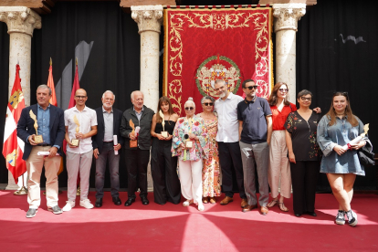 Foto de familia de los galardonas en la 34 edición de los Premios Amigos del Teatro Ciudad y Provincia de Valladolid. -ICAL