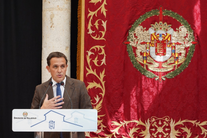 El presidente de la Diputación Provincial, Conrado Íscar, interviene en la entrega de la 34 edición de los Premios Amigos del Teatro Ciudad y Provincia de Valladolid. -ICAL