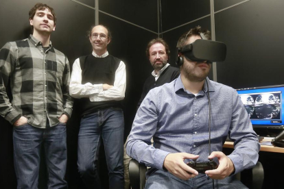 David Checa, Andrés Bustillo, Raúl Marticorena y Jose Francisco Díez (sentado) posan en la sala de realidad virtual de la Universidad de Burgos-RAÚL OCHOA
